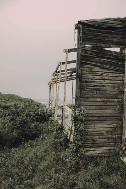 Cabaña abandonada en la costa - foto de stock
