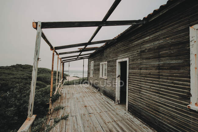 Cabana abandonada na costa — Fotografia de Stock
