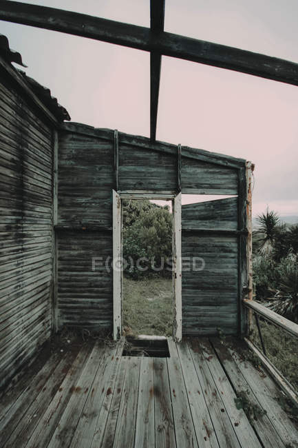 Cabina abbandonata sulla costa — Foto stock