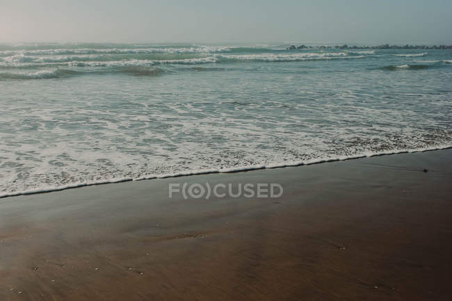 Океанічні хвилі на береговій лінії — стокове фото