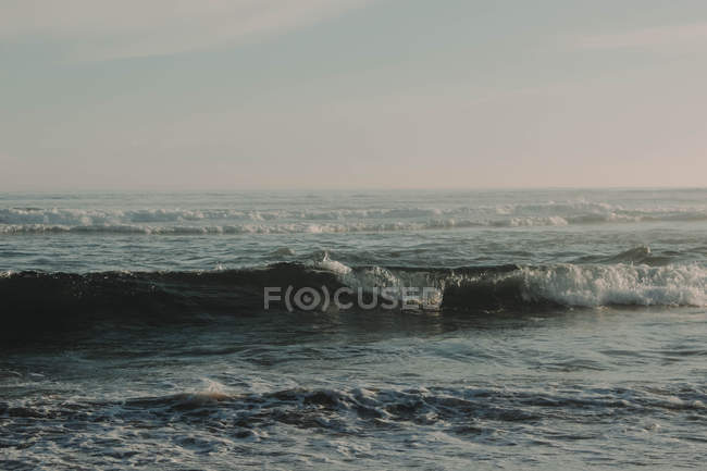 Живописный бушующий океан — стоковое фото