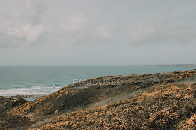 Colline rocheuse sur le rivage en Afrique du Sud — Photo de stock