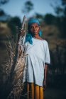 Afrikanische Seniorin am Holzzaun — Stockfoto