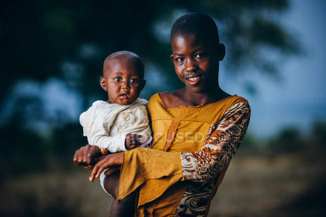 Madre con el bebé en brazos - foto de stock