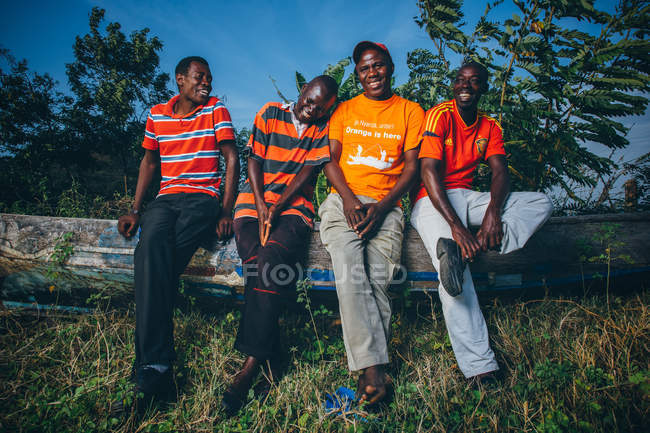Afrikaner sitzen auf einem Baumstamm — Stockfoto