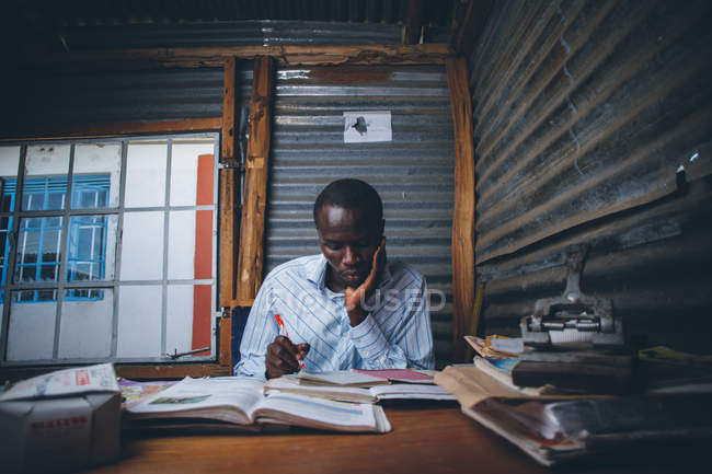Africano joven adulto hombre estudiando - foto de stock