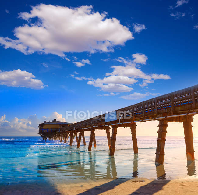 Daytona Beach en Florida con muelle Estados Unidos - foto de stock