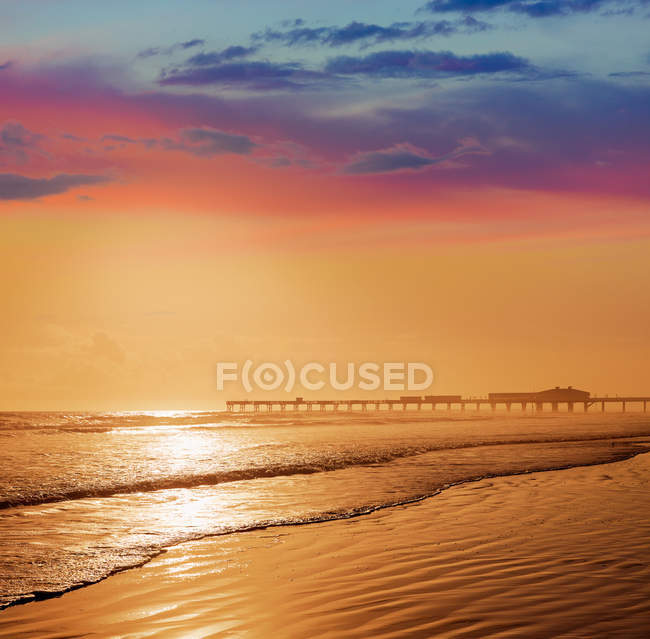 Daytona Beach en Florida con muelle Estados Unidos - foto de stock