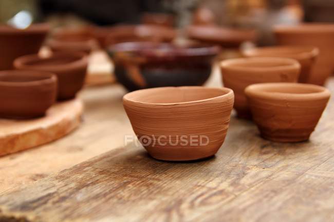 Artesanía de arcilla estudio de cerámica mesa de madera tradicional - foto de stock