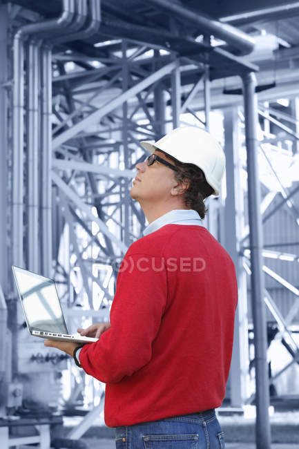 Ingegnere in Hardhat con il computer portatile — Foto stock