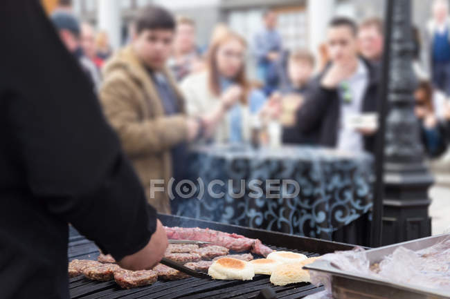 Hamburger di manzo grigliati sulla griglia del banco alimentare . — Foto stock