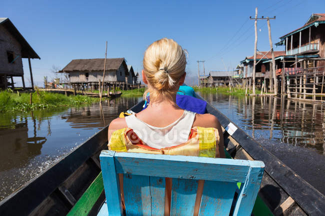 Touristin reist mit traditionellem Boot. — Stockfoto