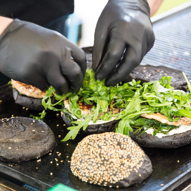 Hamburger di manzo pronti per servire sul bancone del cibo . — Foto stock