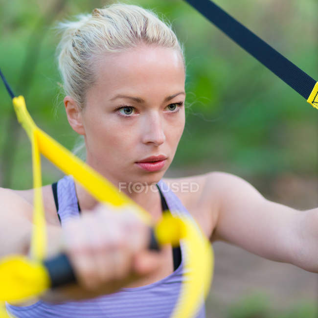 Treinamento com alças de fitness ao ar livre . — Fotografia de Stock