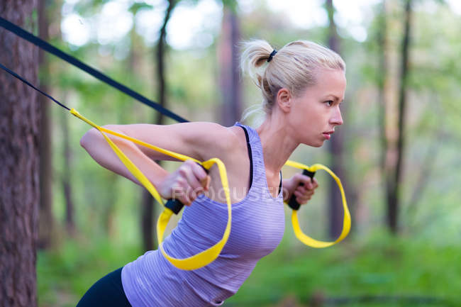 Treinamento com alças de fitness ao ar livre . — Fotografia de Stock