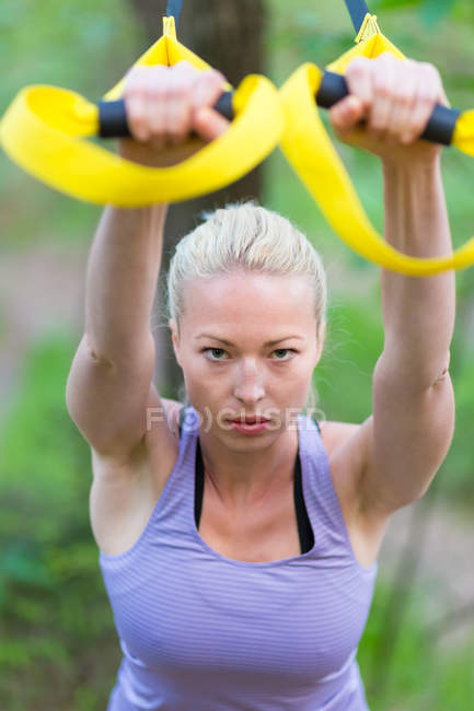 Treinamento com alças de fitness ao ar livre . — Fotografia de Stock