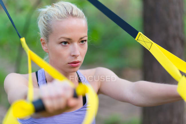 Treinamento com alças de fitness ao ar livre . — Fotografia de Stock