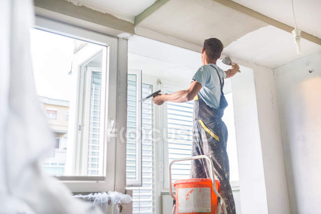 Plâtrier rénovation des murs et plafonds intérieurs . — Photo de stock