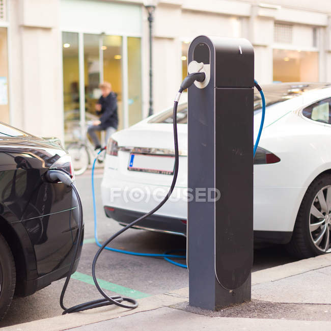 Voitures électriques dans la station de recharge . — Photo de stock