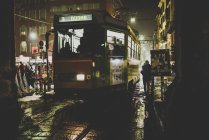 Трамвай номер три круизы по улицам — стоковое фото