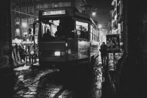Tram numéro trois en croisière dans les rues — Photo de stock