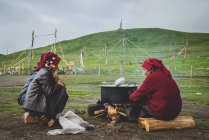 Gente tibetana-khampa local cocinando - foto de stock