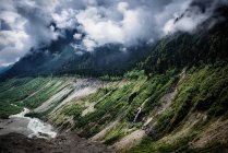 Nuvole tempestose sul crinale della montagna — Foto stock