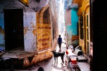 Piccola strada nella città indiana — Foto stock