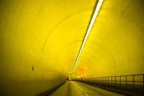 Túnel de transporte amarillo - foto de stock