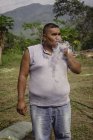 Uomo adulto che fuma — Foto stock