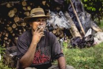 Hombre adulto fumando - foto de stock