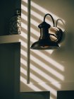 Лампа на стіні над тінями — стокове фото