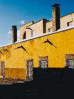 Здание с желтыми стенами — стоковое фото