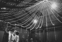 Лесбиянки целуются на свадьбе — стоковое фото
