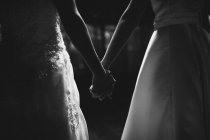 Пара стоїть разом, тримаючись за руки — стокове фото