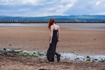 Menina na praia perto de Cramond Island, Edimburgo, Escócia — Fotografia de Stock