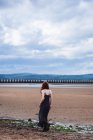 Chica en la playa cerca de Cramond Island, Edimburgo, Escocia - foto de stock