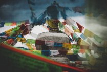 Stupa et drapeaux de prière près de Yading — Photo de stock