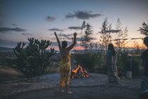 Women gathering around fire for sweat lodge ceremony in San Miguel de Allende, Mexico — Stock Photo