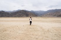 Man walking on desert — Stock Photo
