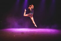 Девушка танцует на сцене — стоковое фото