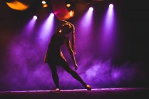 Junge Mädchen tanzen auf der Bühne — Stockfoto