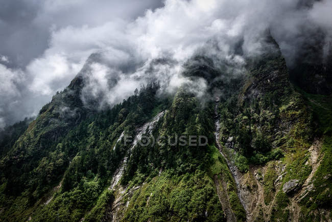 Nuvens tempestuosas sobre cume da montanha — Fotografia de Stock