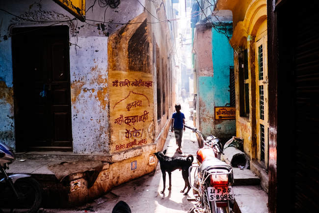 Pequena rua na cidade indiana — Fotografia de Stock