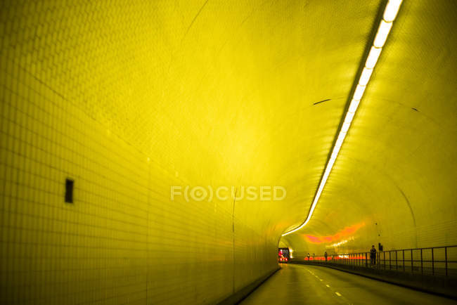 Túnel de transporte amarillo - foto de stock