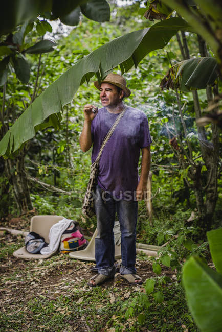 Hombre adulto fumando - foto de stock
