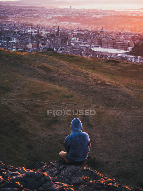 Man sitting on summit — Stock Photo