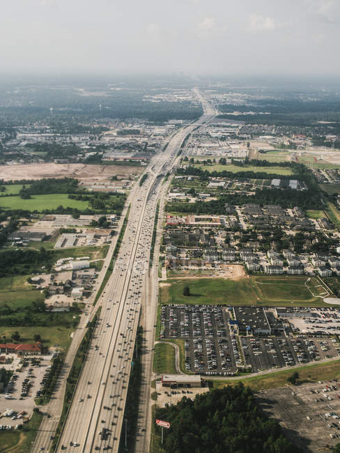 Autopista ocupada y expansión urbana en Houston, Texas, Estados Unidos . - foto de stock