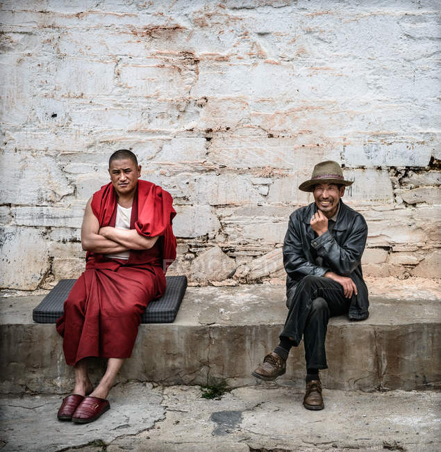 Monje budista tibetano y ciudadano local - foto de stock