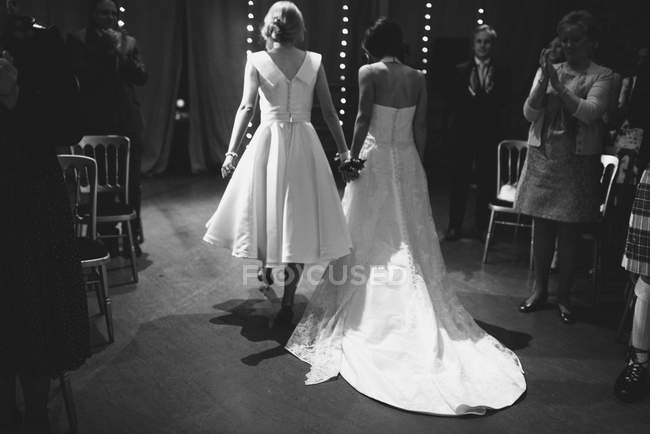 Casal lésbico amoroso juntos, de mãos dadas. Casamento de casal gay, Kinkell Byre, St Andrews, Escócia, Reino Unido, 2013 — Fotografia de Stock